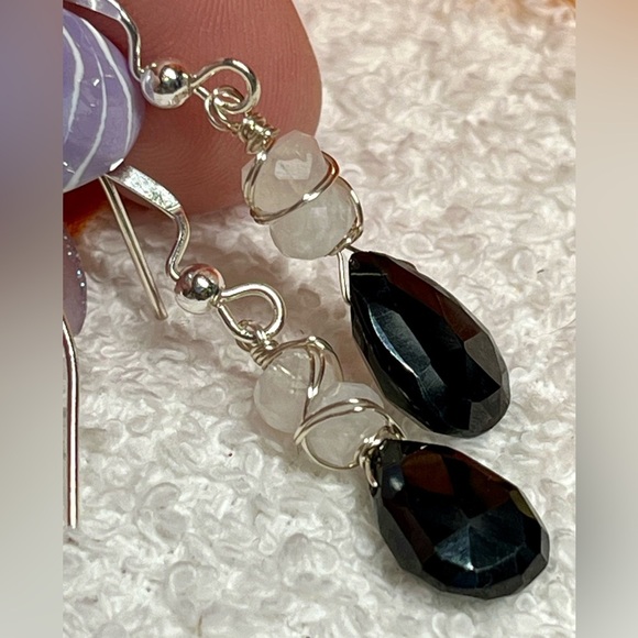 💋🎀genuine black onyx and blue flash moonstone glass earrings -NWT - Picture 2 of 7
